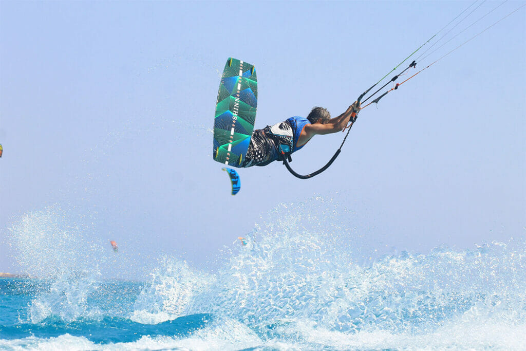 Surfing in Abu Soma, kitesurfers in the air