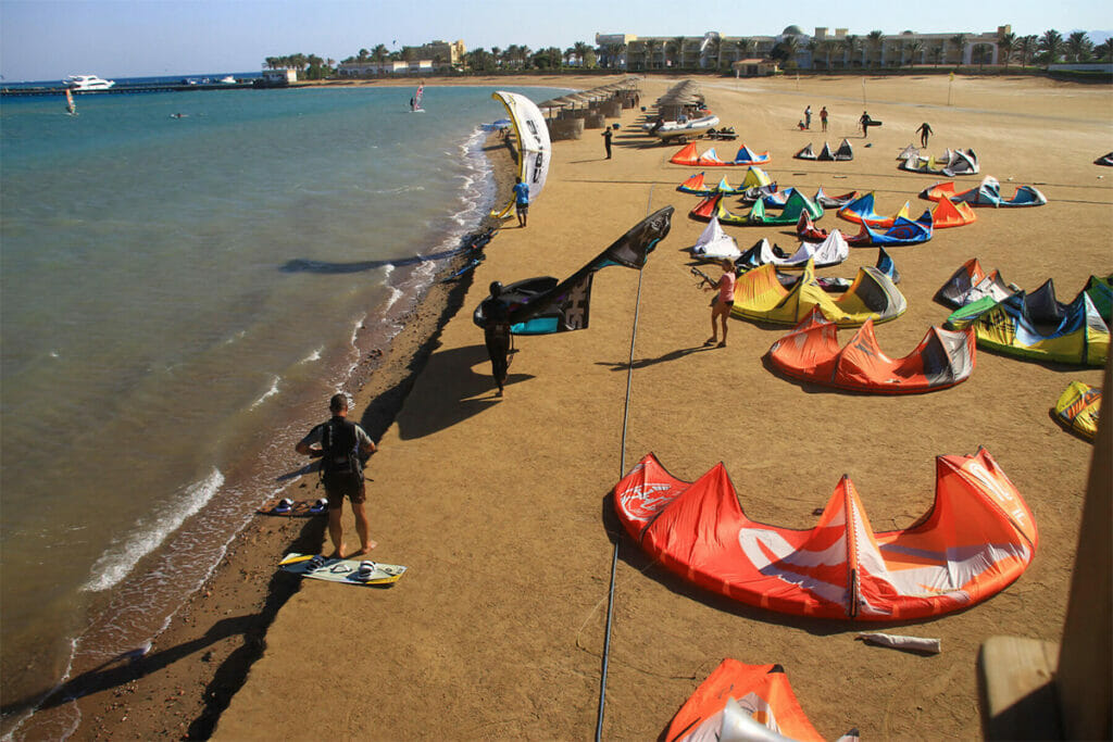 Gruppe von Kitesurfern am Strand von Abu Soma