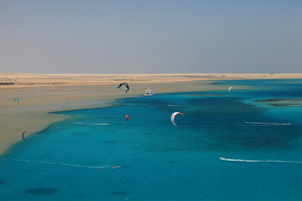 Vogelperspektive vom Strand mit Kitesurfern