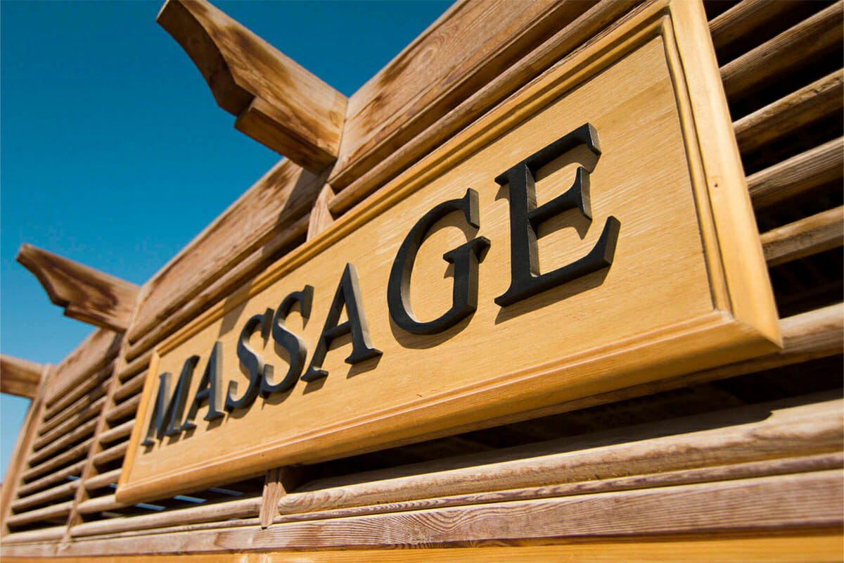 Schild mit Schriftzug Massage