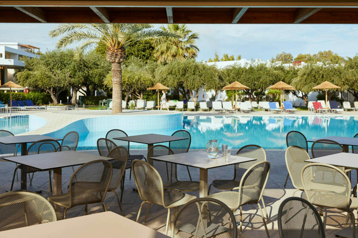 Hotel with outdoor pool in Theologos