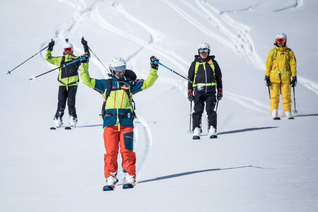 Vier Schifahrer im Powderschnee in den Alpen