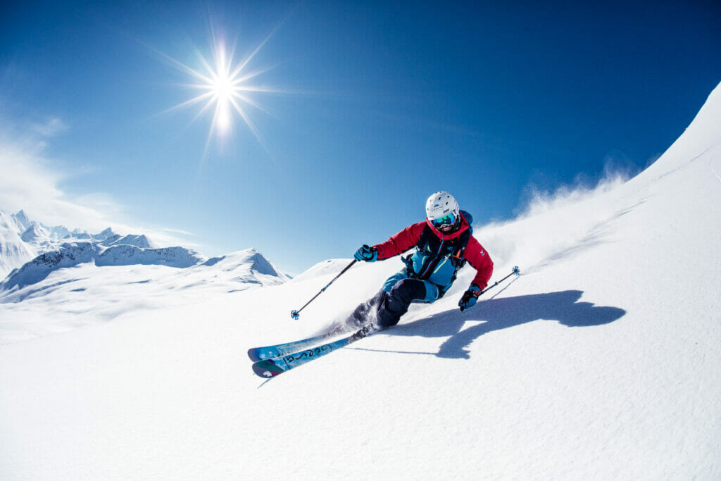 Stephan Görgl im Powderschnee mit strahlend blauem Himmel Livigno