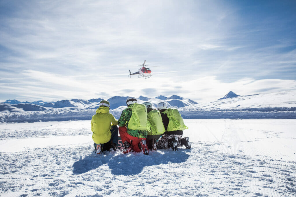Auf den Helicopter wartende Skifahrer in Livigno