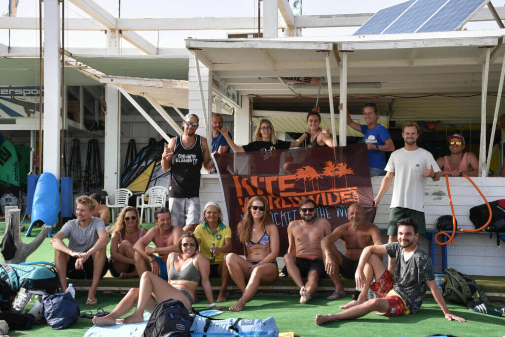 Gruppenfoto vor dem Surfcamp Matas Bay