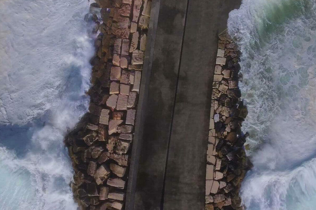 Drohnenfoto Straße mit Meer