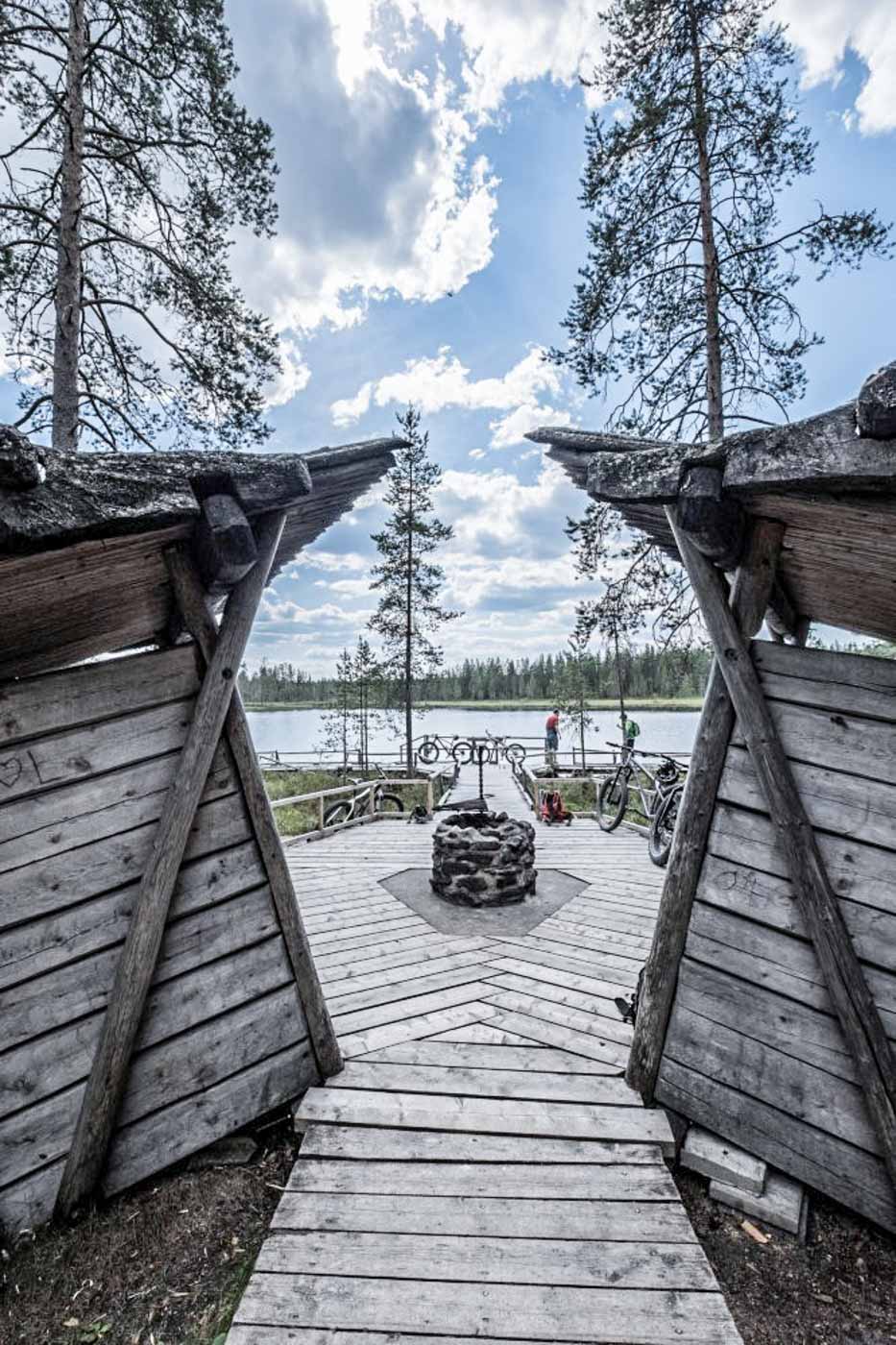 Steg mit See in Finnland