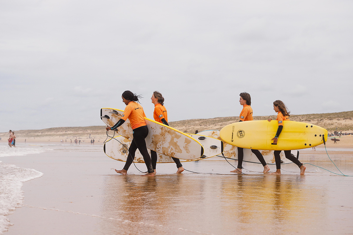 Surferinnen am Strand in Frankreich
