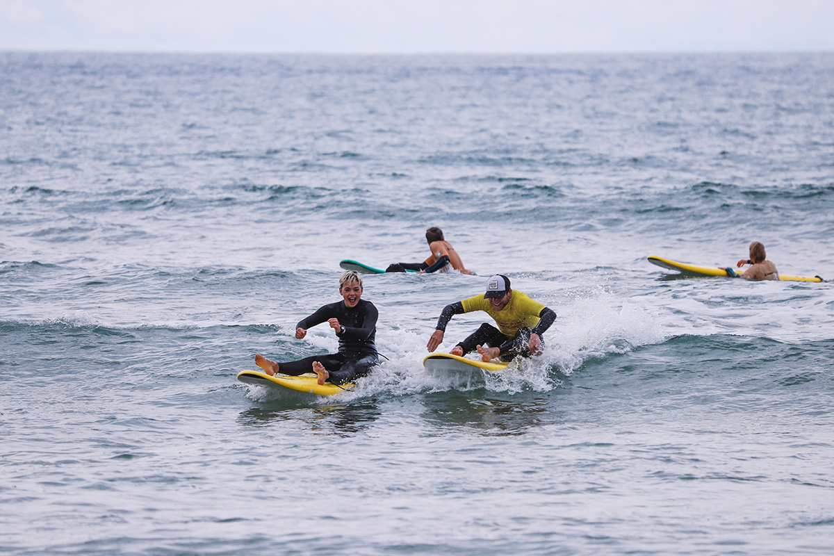 Surfer haben Spaß am Meer in Moliets