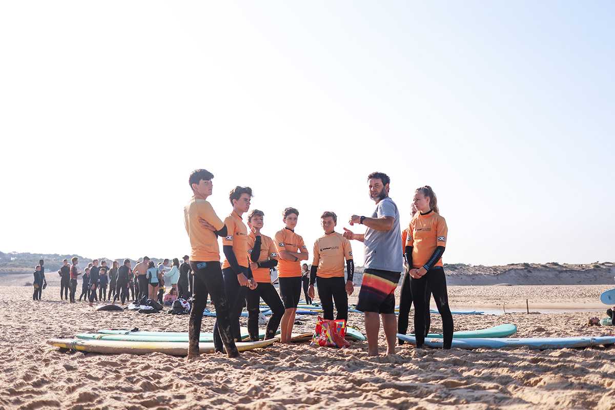 Surfergruppen bei der Einschulung im Jugendsurfcamp