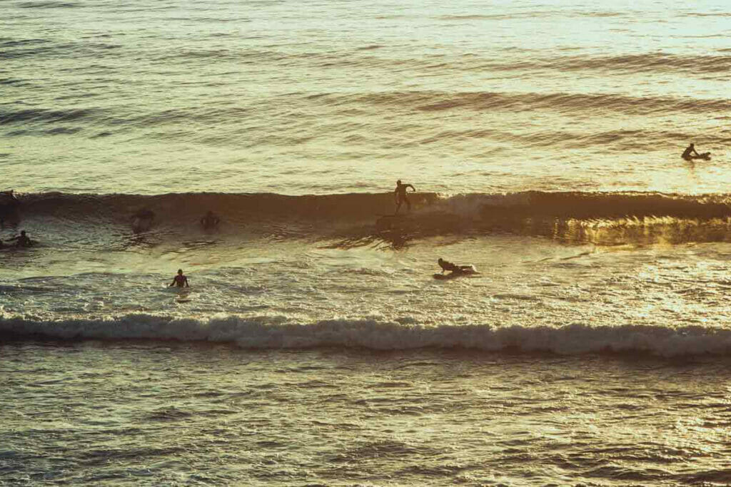 Menschen beim Surfen im Meer in Portugal