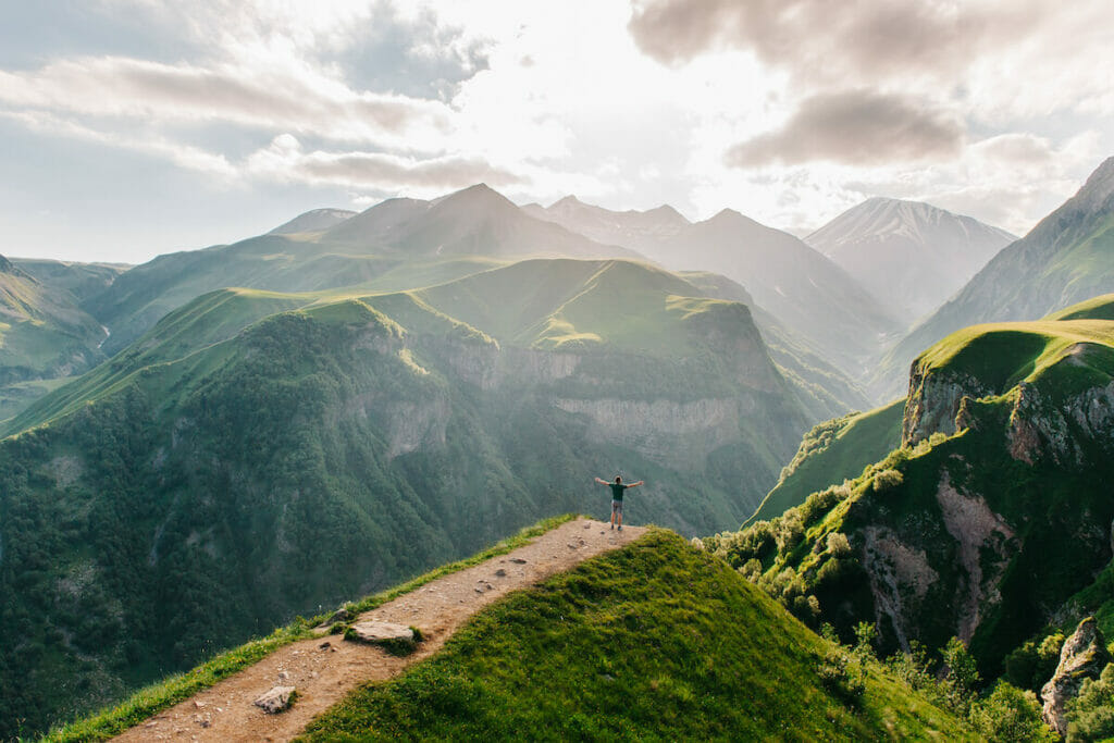 Spektakuläre Aussichten ins grüne Tal, Kaukasus