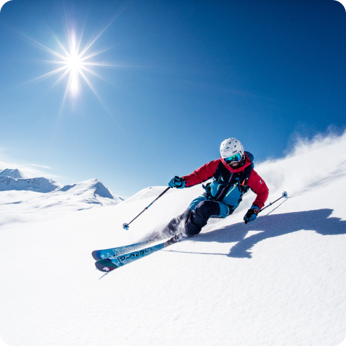 Skifahrer in Action in den Alpen