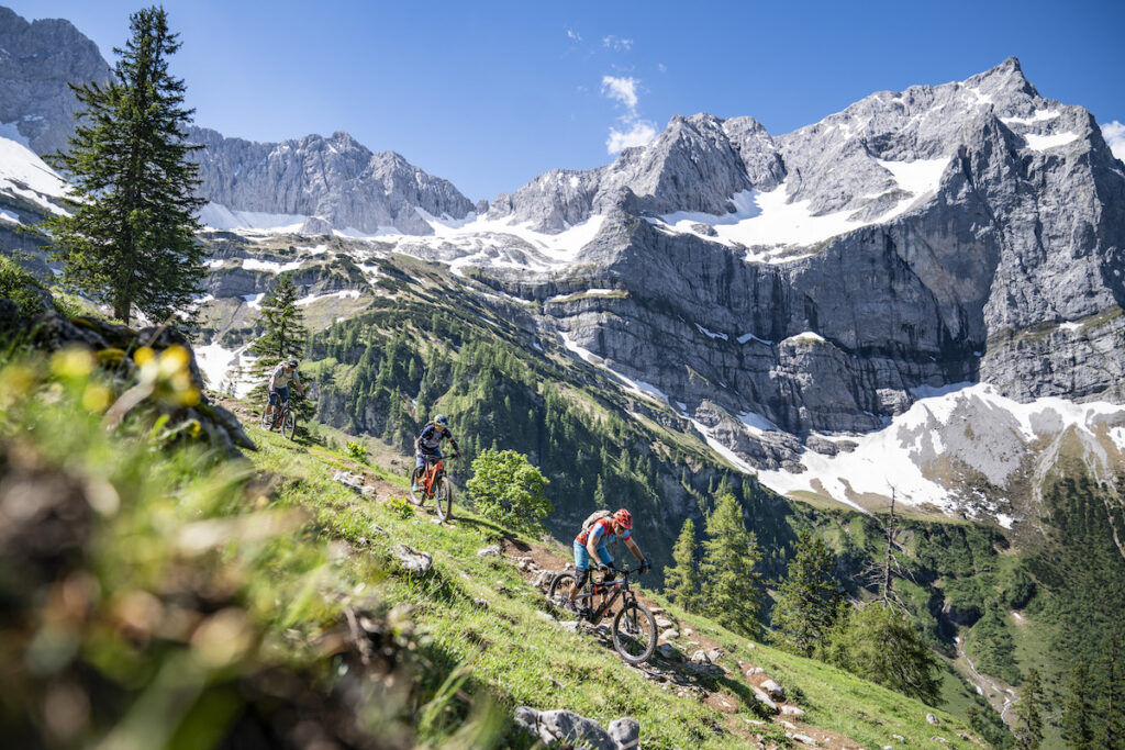 Steiniger Weg mit E-Bike im Karwendel