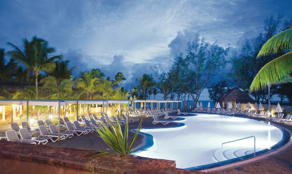 Pool am Abend auf Mauritius