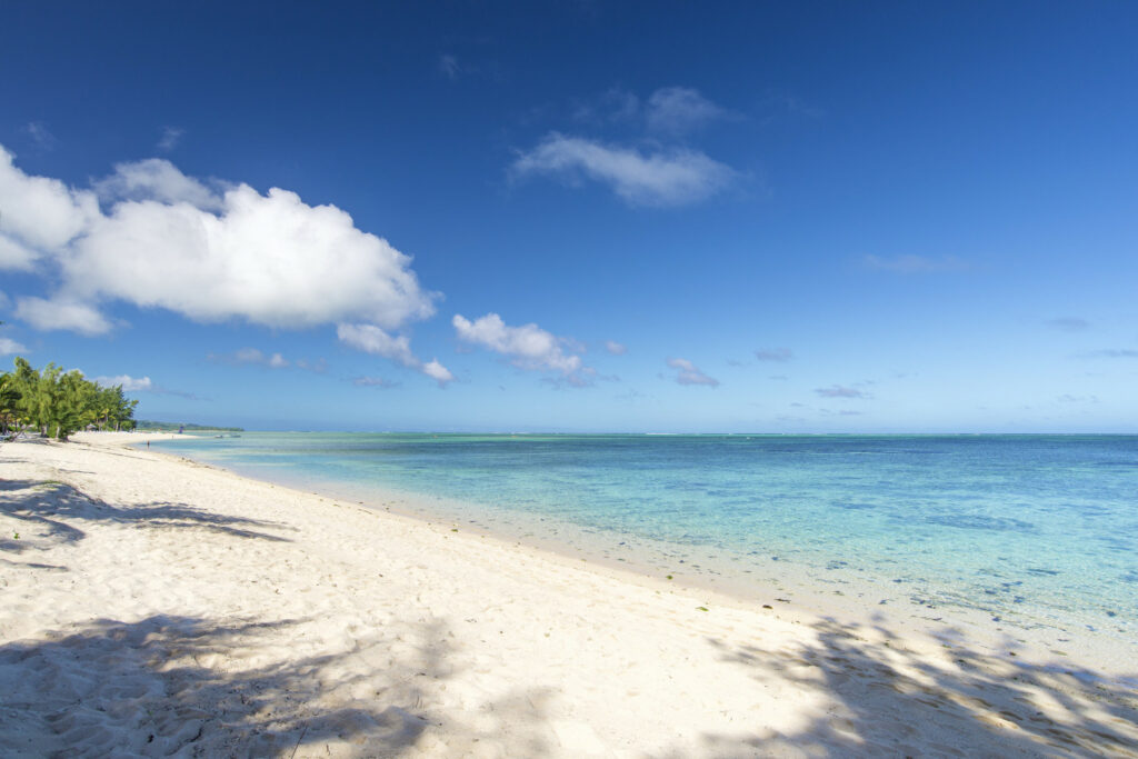 Weißer Sandstrand mit Meer in Mauritius