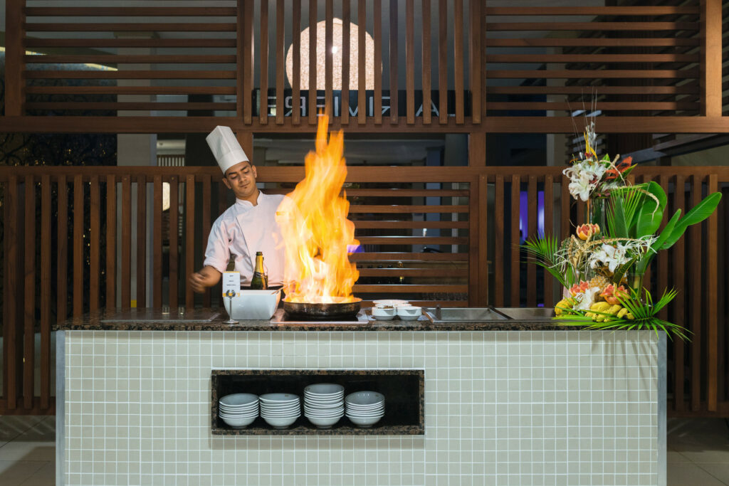 Koch mit Flamme im Main Restaurant auf Mauritius