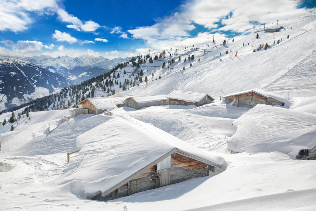 Eingeschneite Hütten am Arlberg in Vorarlberg