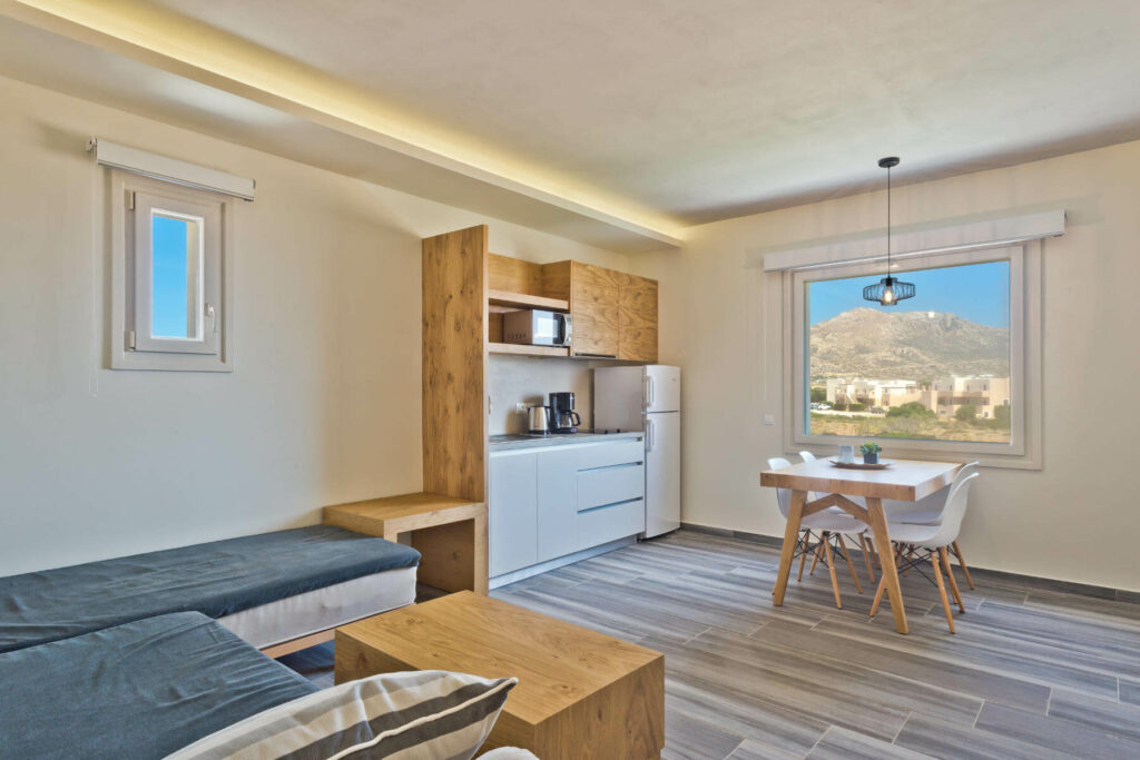 Suite mit Küche und großem Fenster in Karpathos