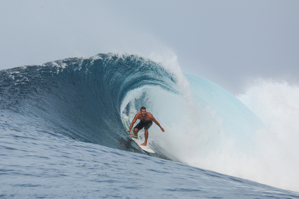 Surfer beim Wellenreiten auf den Malediven
