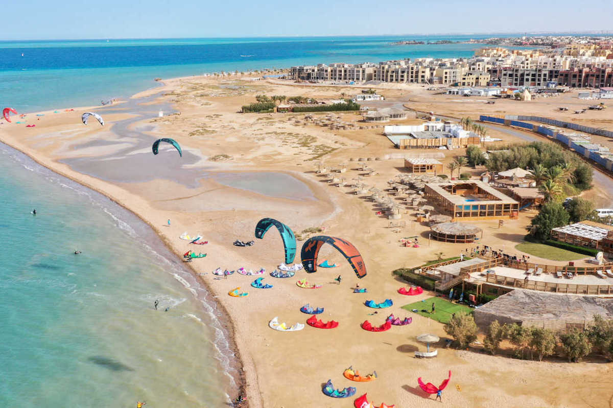 Stadt El Gouna mit Strand und Kitesurfern