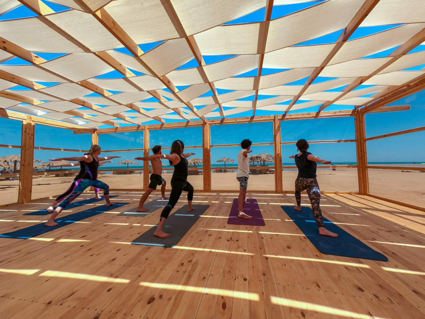 Yoga auf der Terrasse im Kiteboarding Club El Gouna