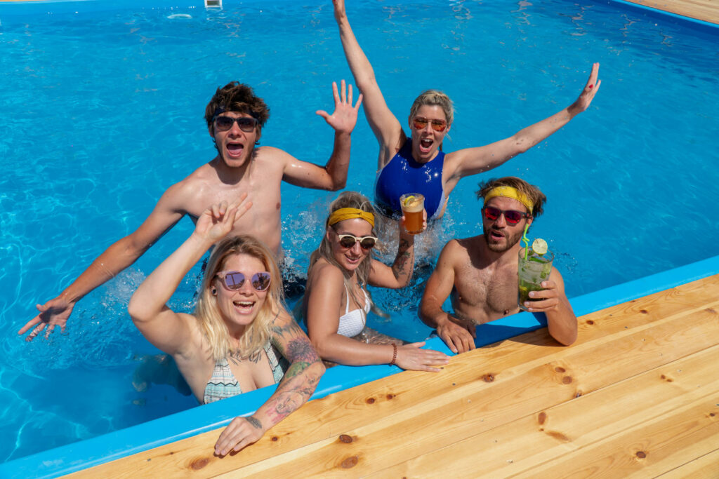 Menschen im Pool der Unterkunft Kiteboarding Club El Gouna