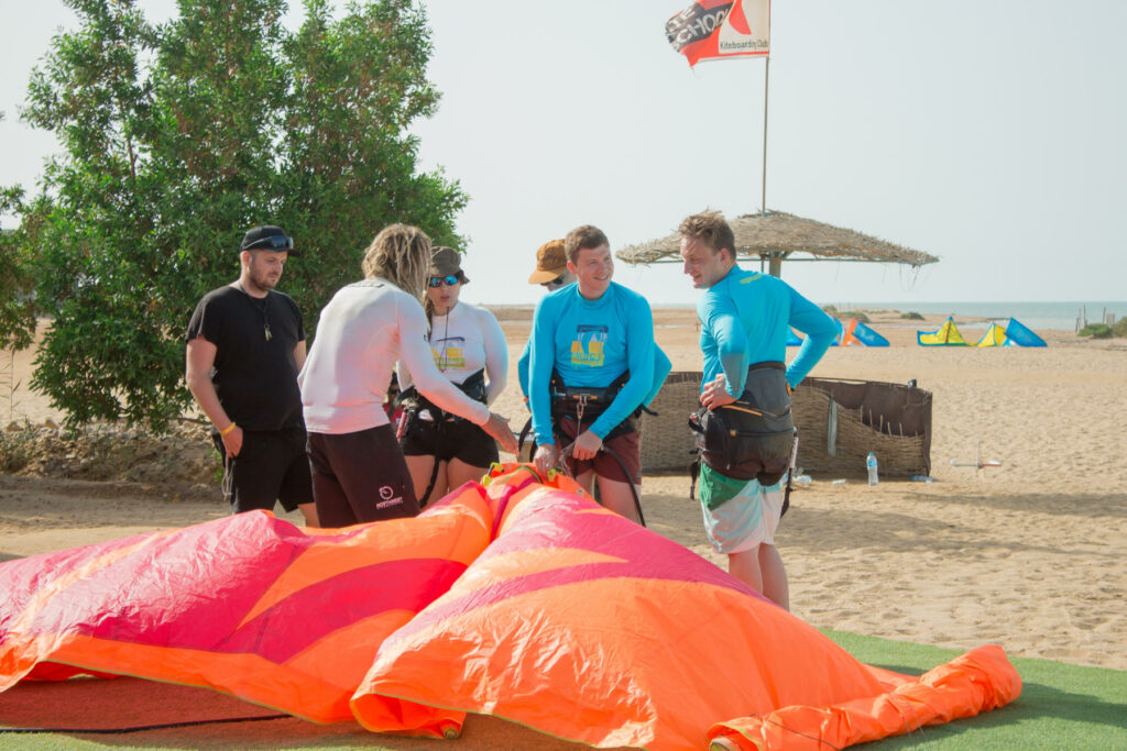 Kitesurfschirm aufbauen Kiteboarding Club El Gouna