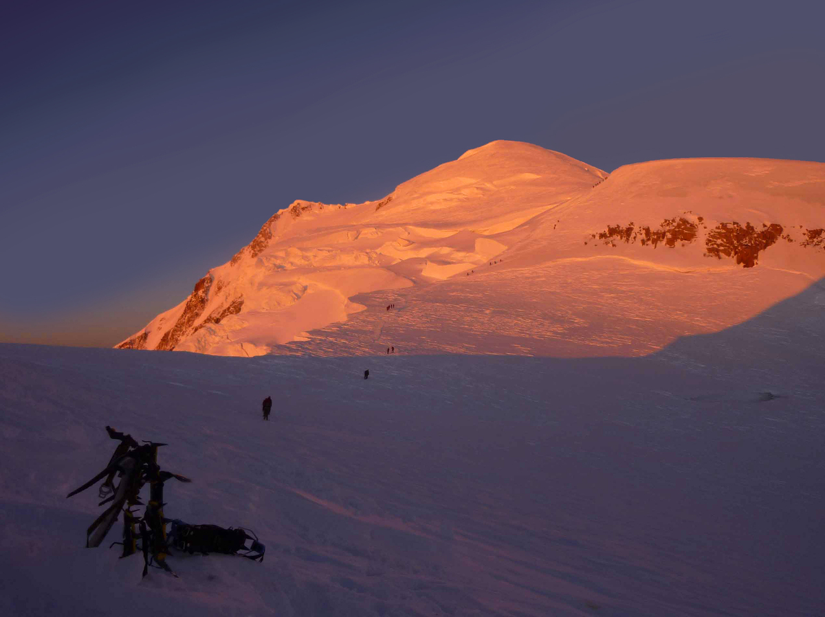 Sonnenaufgang beim Bergsteigen auf den Mont Blanc