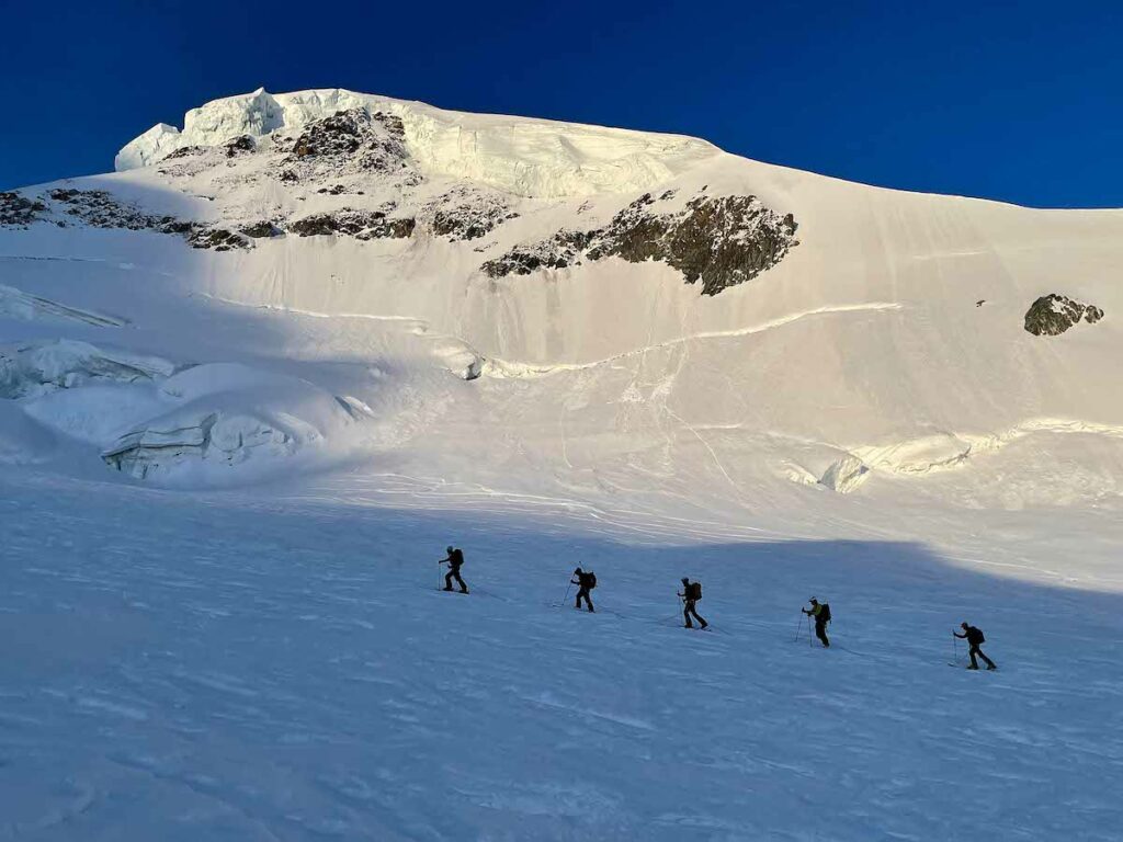 Touren-Gruppe am Weg zum Mont Blanc