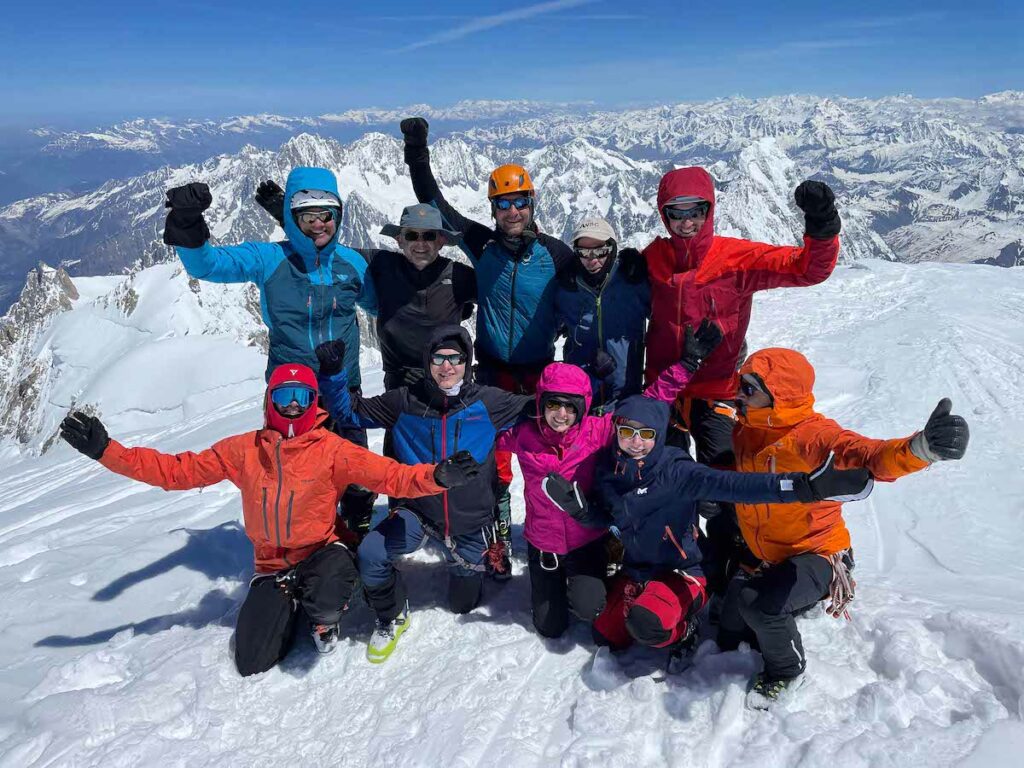 Glückliches Gruppen Foto Tounskigeher am Mont Blanc