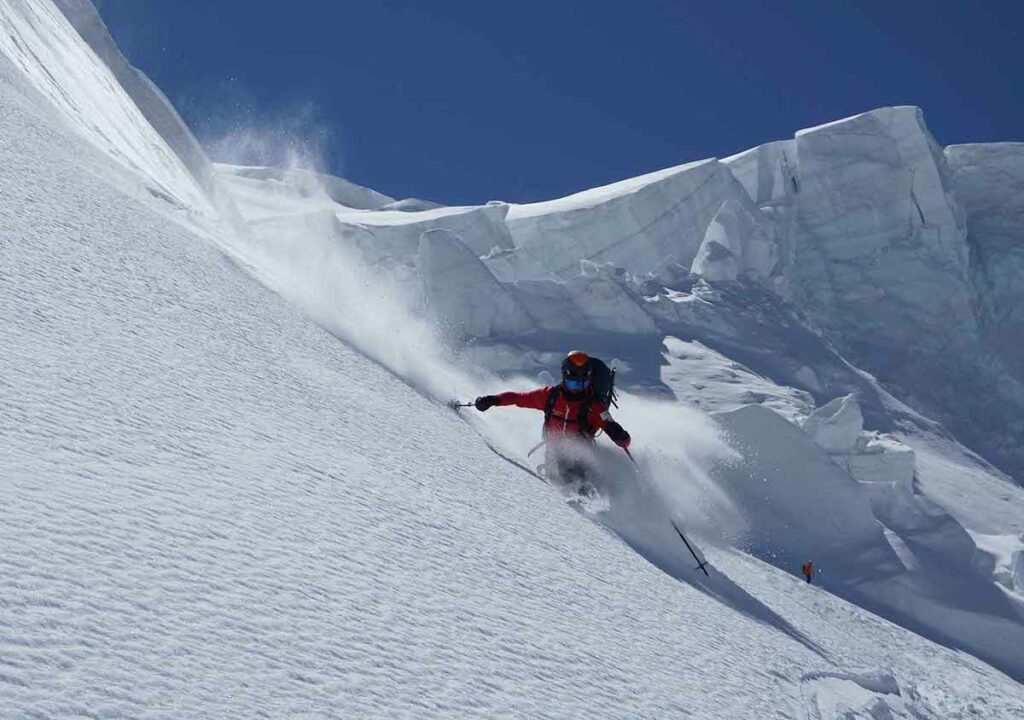 Skifahrer im Schnee am Mont Blanc