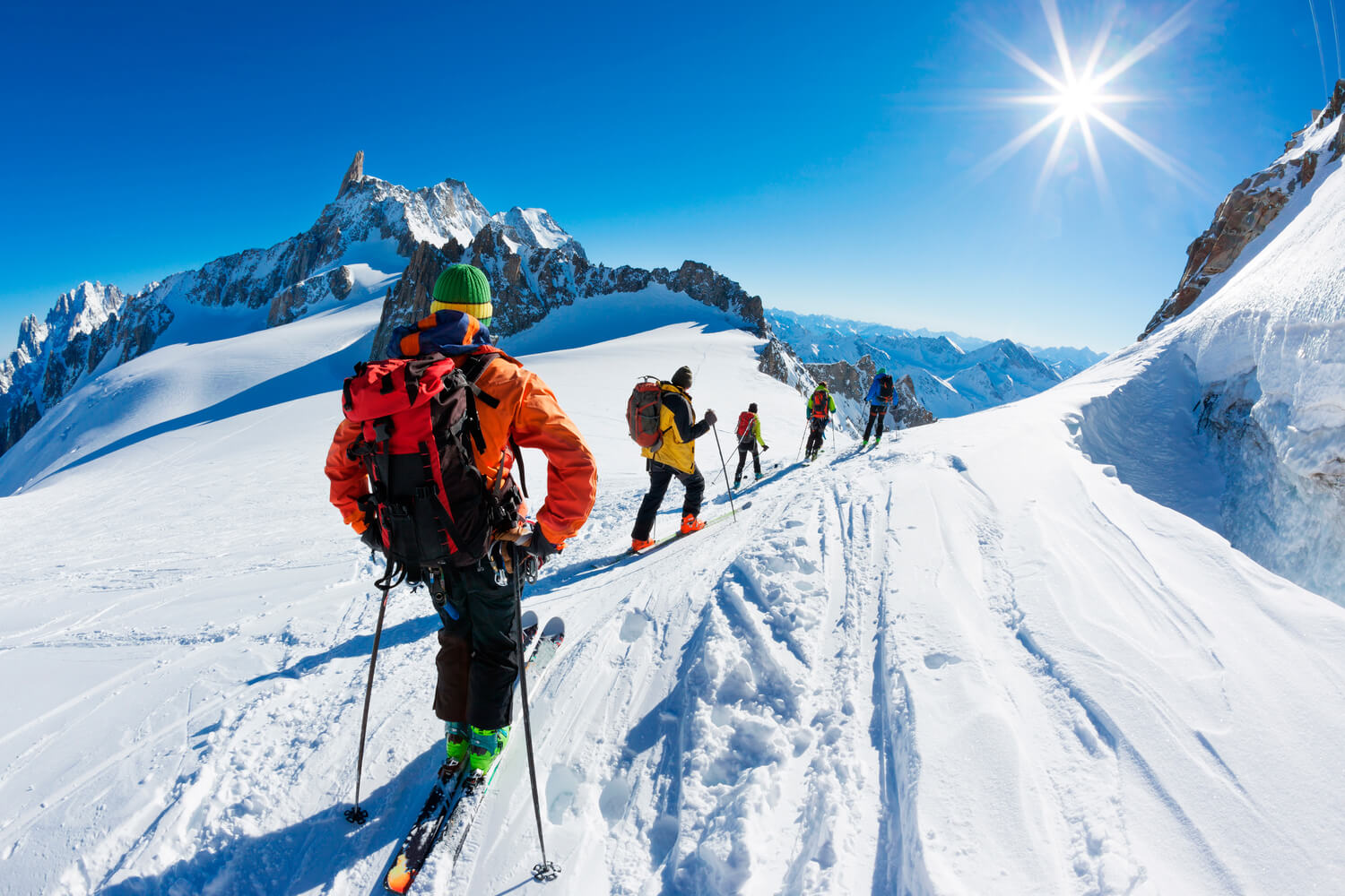 Skitourengeher am Mont Blanc mit Sonnenschein