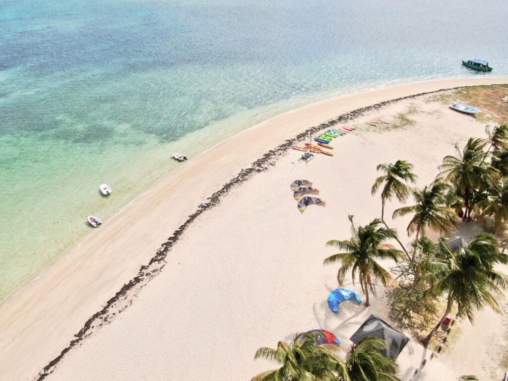 Strand der Insel Tobago in der Karibik