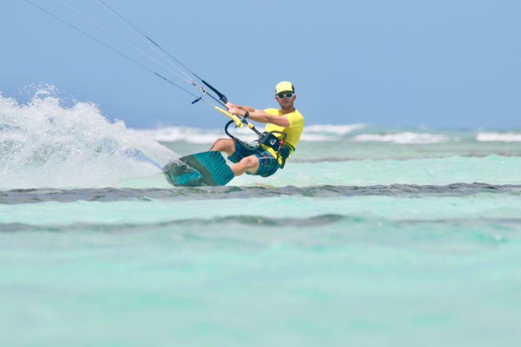 Kitesurfing in Tobago, kitesurfer at full speed