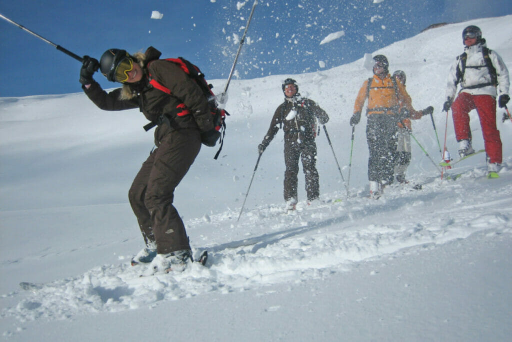 Vier glückliche Skifahrer nach Powderabfahrt