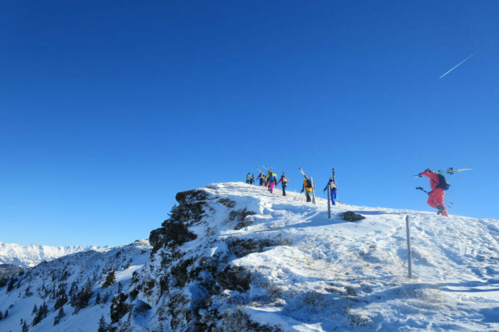 Skigruppe bei Sonnenschein am Gipfel