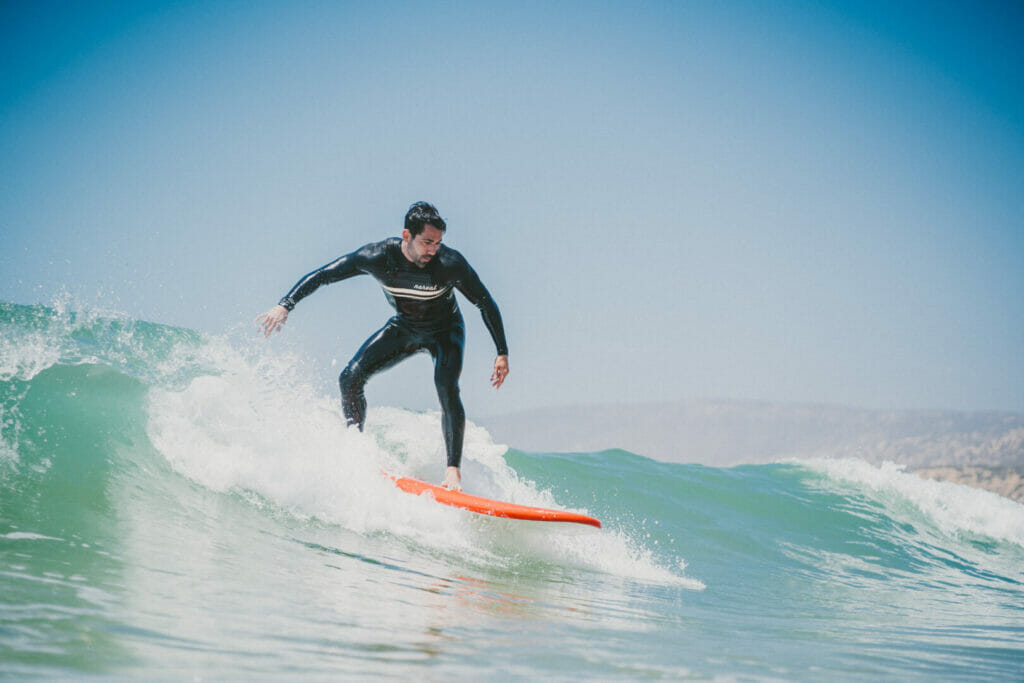 Surfer beim Abreiten einer Welle, Marokko