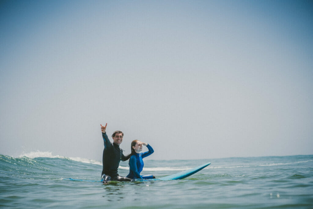 Surflehrer und Schülerin im Lineup, Marokko