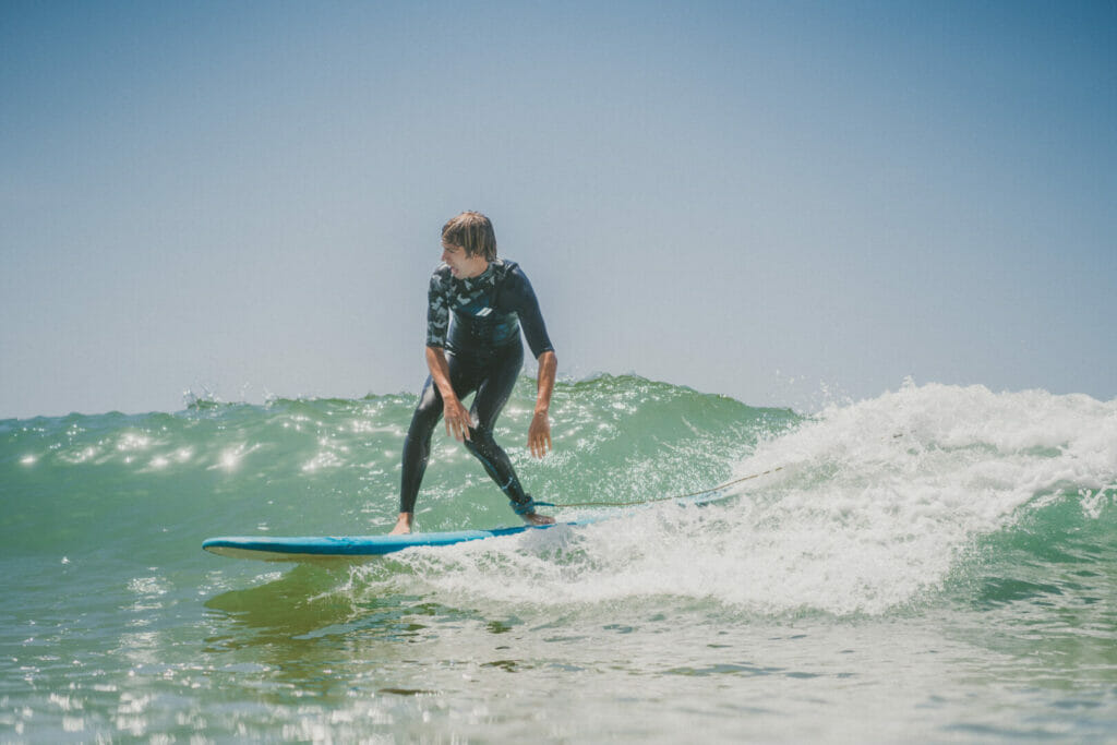 Surfabenteuer Imi Ouaddar – Wellenreiten in Marokko, Surfer bei Abreiten einer Welle, Marokko