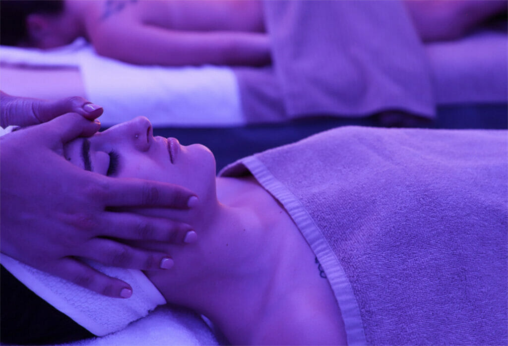Ayuveda-Massage,Kopfmassage,Frau liegend und entspannt